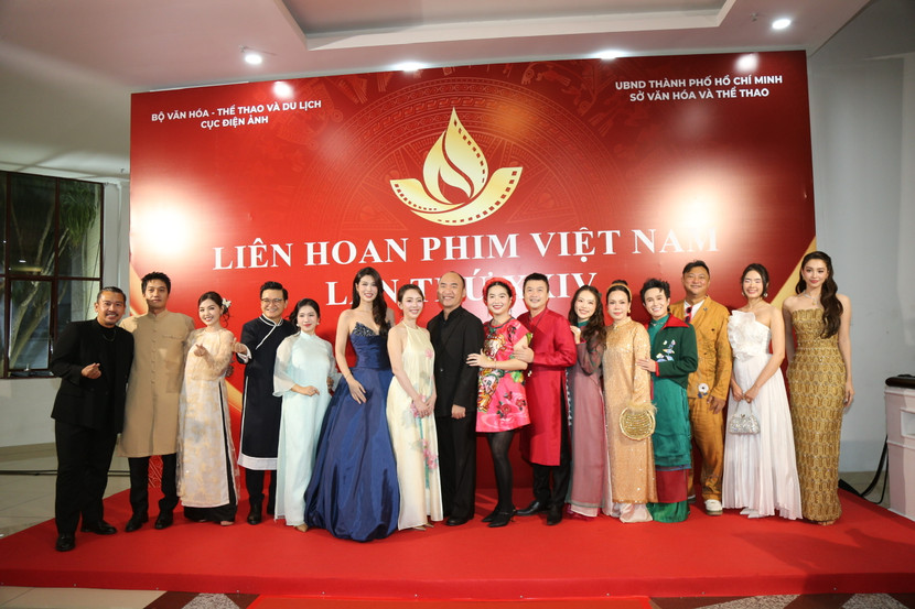 Các nghệ sĩ hội ngộ tại Lễ bế mạc Liên hoan phim Việt Nam Các nghệ sĩ hội ngộ tại Lễ bế mạc Liên hoan phim Việt Nam