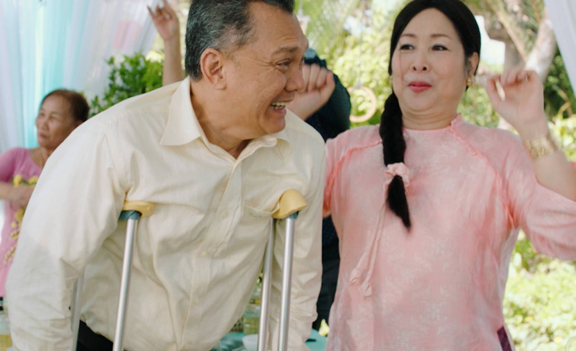 NSND Hồng Vân và NSƯT Hữu Châu trong phim "Cưới vợ cho cha"