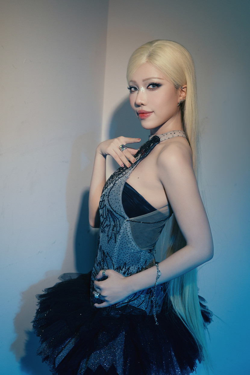 Một Phùng Khánh Linh trưởng thành với &quot;Giữa một vạn người&quot;