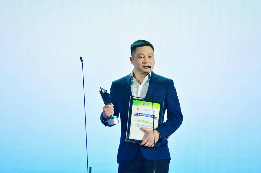 Đại diện chương trình nhận giải thưởng tại lễ trao giải Vietnam iContent Awards 2025