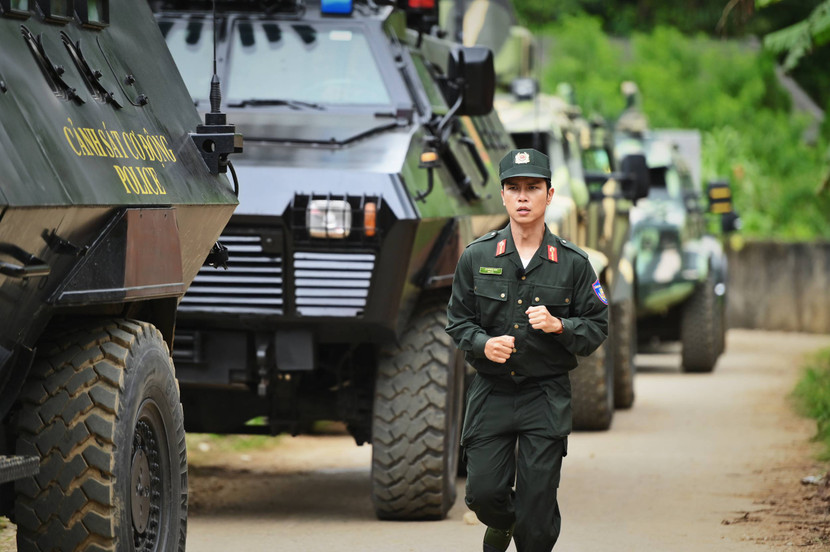 Neko Lê và Hưng Nguyễn phải thuyết phục người dân di tản sang vùng lân cận