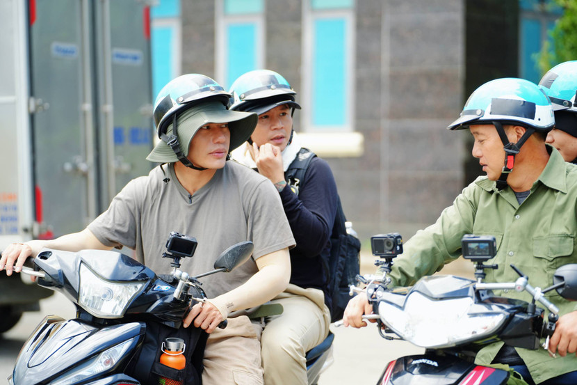 Các chiến sĩ nhập vai thâm nhập vào làng địa phương trong trang phục mộc mạc, đơn sơ của những người dân thường lao động