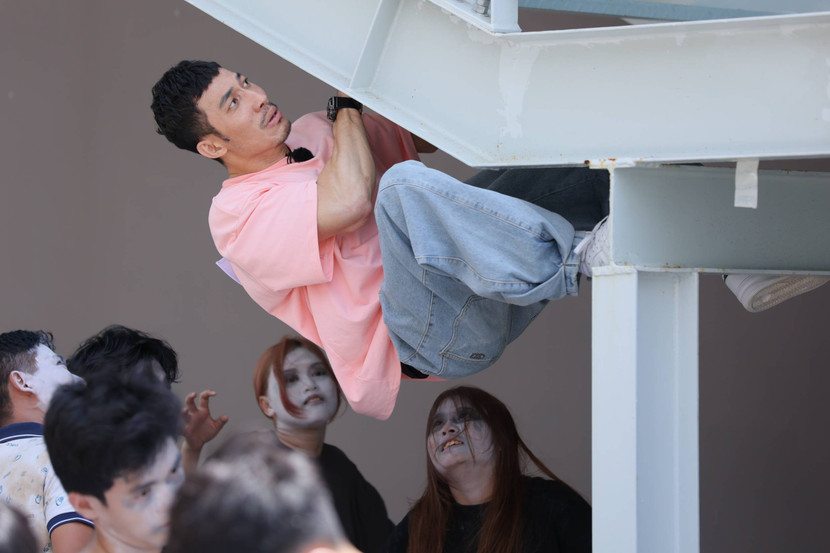 Liên Bỉnh Phát đu cầu thang thoát hiểm trong gang tấc Liên Bỉnh Phát đu cầu thang thoát hiểm trong gang tấc