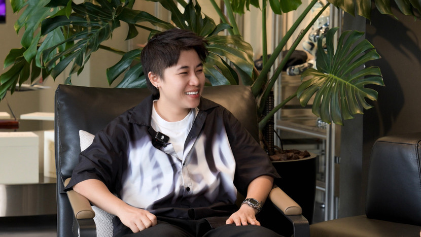 Đạo diễn Đinh Hà Uyên Thư đảm nhận nhiều vai trò quan trọng trong live concert SKYNOTE: The Reflection 2025 của Quốc Thiên