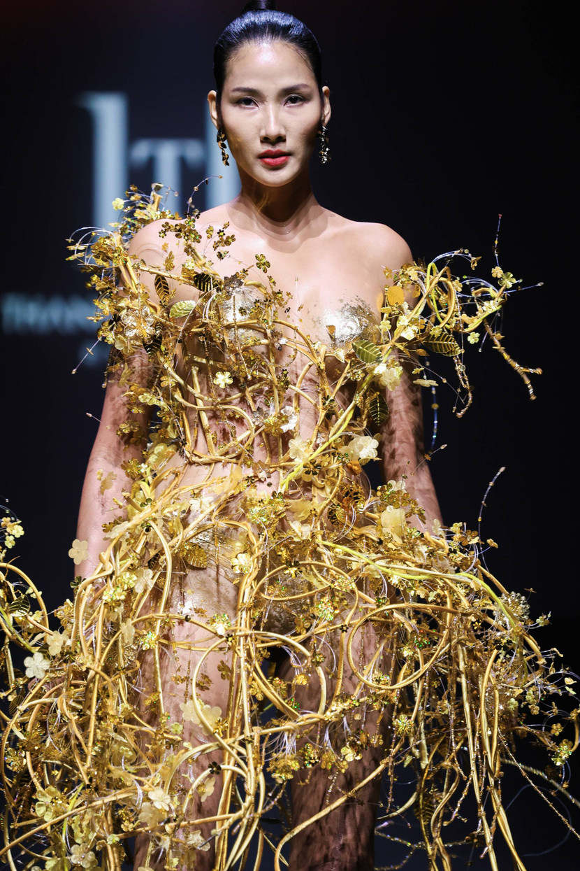 Cô diện bộ trang phục vô cùng độc đáo lấy ý tưởng từ chính cái tên của BST Manifeste