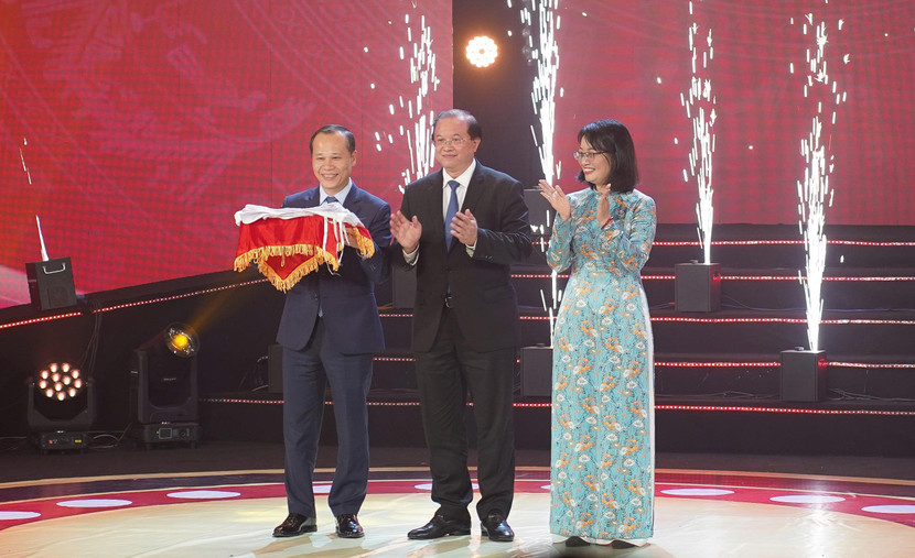 Đại diện lãnh đạo tỉnh Bắc Ninh nhận cờ đăng cai Liên hoan phim Việt Nam lần thứ 25 Đại diện lãnh đạo tỉnh Bắc Ninh nhận cờ đăng cai Liên hoan phim Việt Nam lần thứ 25