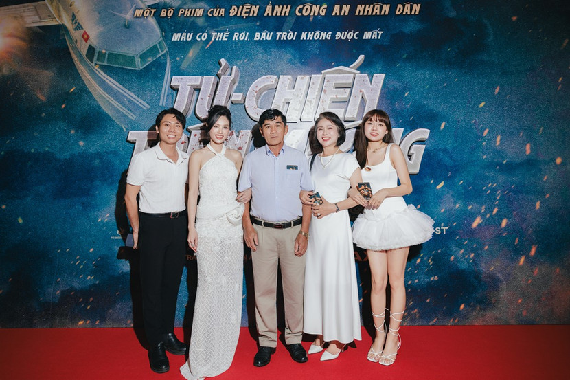 Diễn viên Trâm Anh cùng gia đình trên thảm đỏ ra mắt của "Tử chiến trên không"