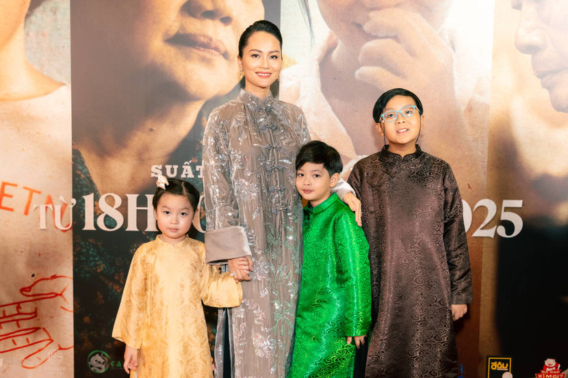 Nữ diễn viên cũng bày tỏ tình cảm và biết ơn gia đình đã luôn ủng hộ cô với đam mê diễn xuất để có sự trở lại đặc biệt này. Trong ảnh là các con của nữ diễn viên cũng có mặt tại sự kiện để ủng hộ mẹ