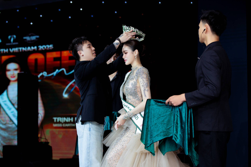 Ông Phạm Duy Khánh trao vương miện cho Trịnh Mỹ Anh