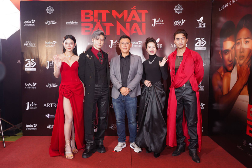 Đạo diễn Hoàng Thơ và dàn diễn viên chính của &quot;Bịt mắt bắt nai&quot;