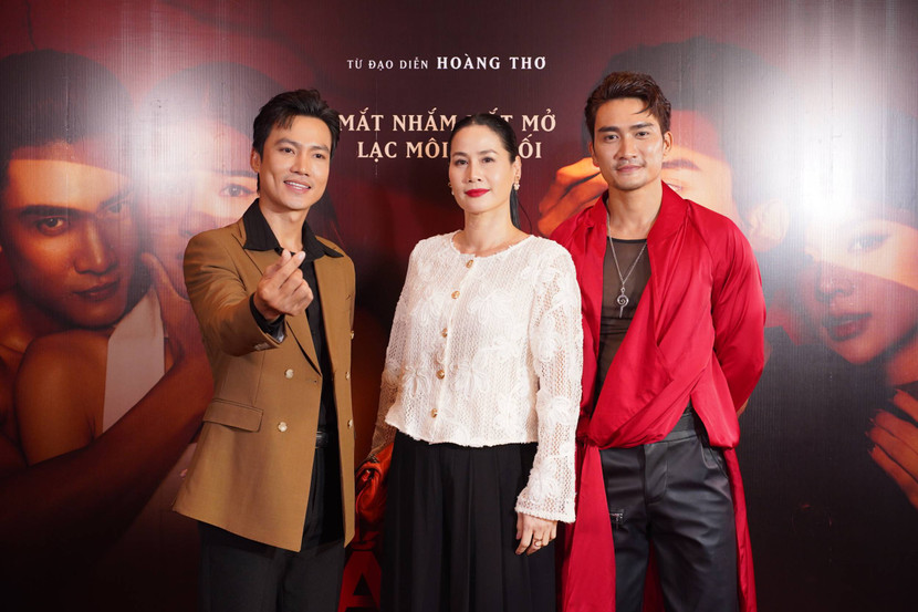 Diễn viên Thân Thuý Hà chúc mừng Lương Gia Huy và ekip