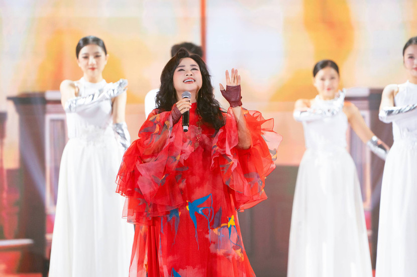 Diva Thanh Lam trình diễn trong đêm Chung kết Hoa hậu Sinh viên Việt Nam 2025