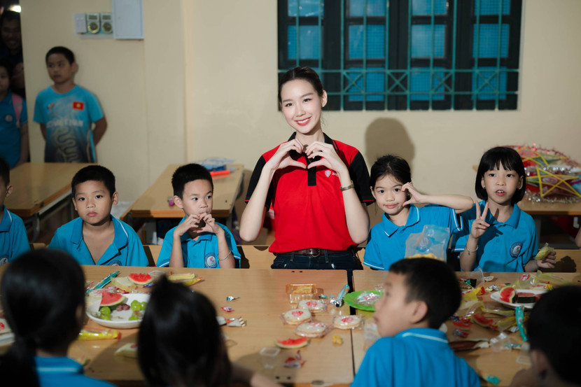 Hoa hậu Bảo Ngọc trong chương trình &quot;Giao nắng, chuyển yêu thương” ở trường tiểu học Quảng Sơn 2 (Xã Đường Hoa, Quảng Ninh)