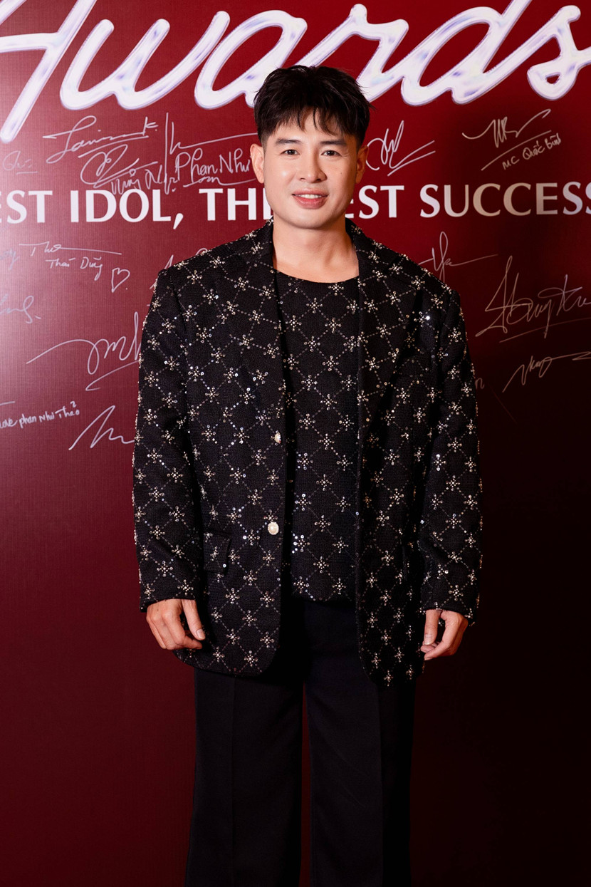 Ca sĩ Hoàng Hải trẻ trung xuất hiện hội ngộ nhiều đồng nghiệp tại sự kiện. Sau cuộc thi &quot;Ca sĩ mặt nạ&quot; năm 2024, Hoàng Hải trở lại hoạt động sôi nổi hơn