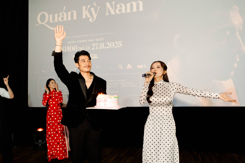 Liên Bỉnh Phát bất ngờ nhận được bánh sinh nhật và lời chúc mừng của các khách mời tham dự sự kiện. Được biết ngày 25/11 là ngày sinh nhật của anh