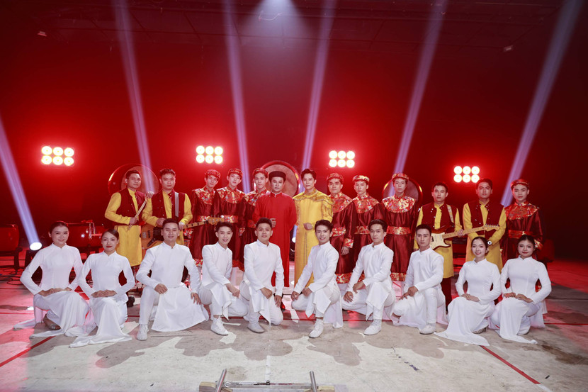 Ca sĩ Minh Sang và ekip thực hiện MV “Việt Nam muôn đời tiến bước”