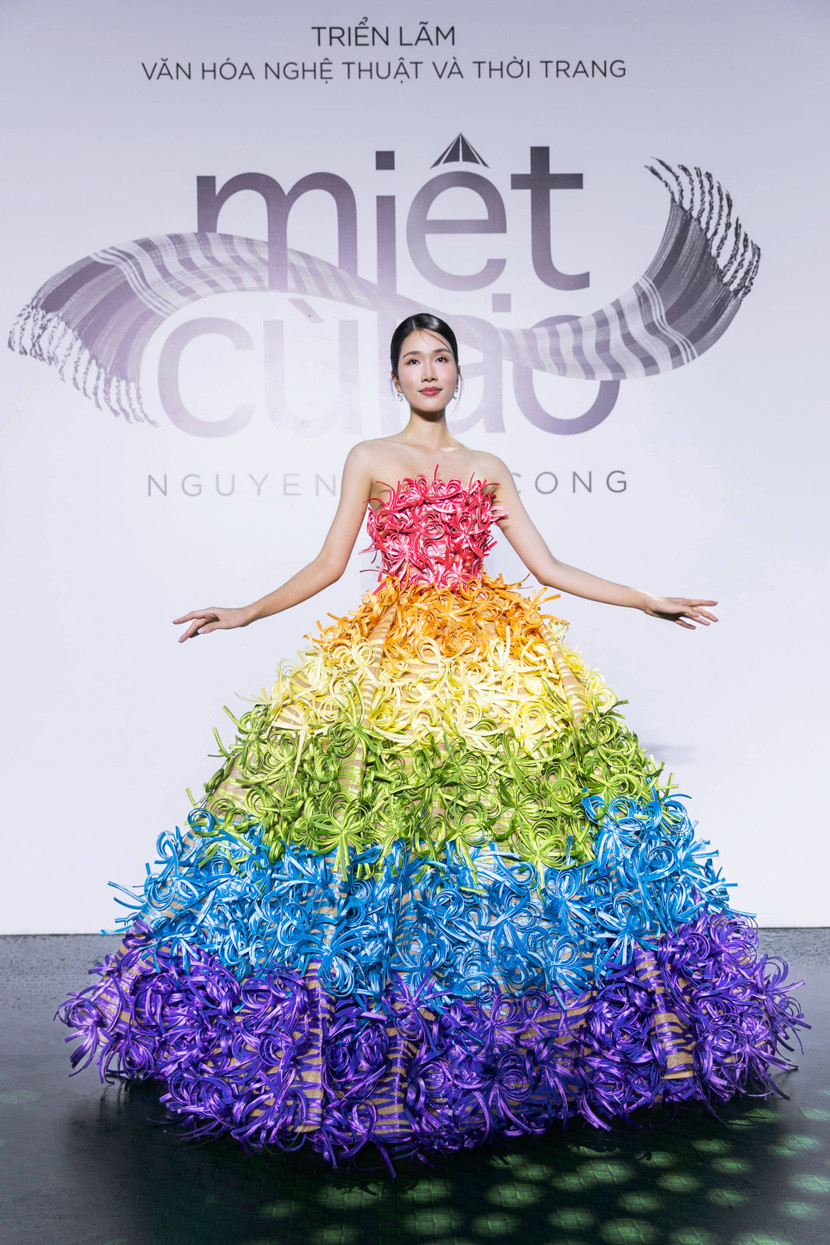 Bộ trang phục “Mứt dừa” được trình diễn bởi Á hậu Phạm Ngọc Phương Anh gây ấn tượng với vẻ ngoài bắt mắt khi sử dụng 6 gam màu chuyển dần từ hồng sang tím. Từng chi tiết đính kết lấy cảm hứng từ sợi mứt dừa được Nguyễn Minh Công thực hiện tỉ mì với từng dải lụa xoắn mềm