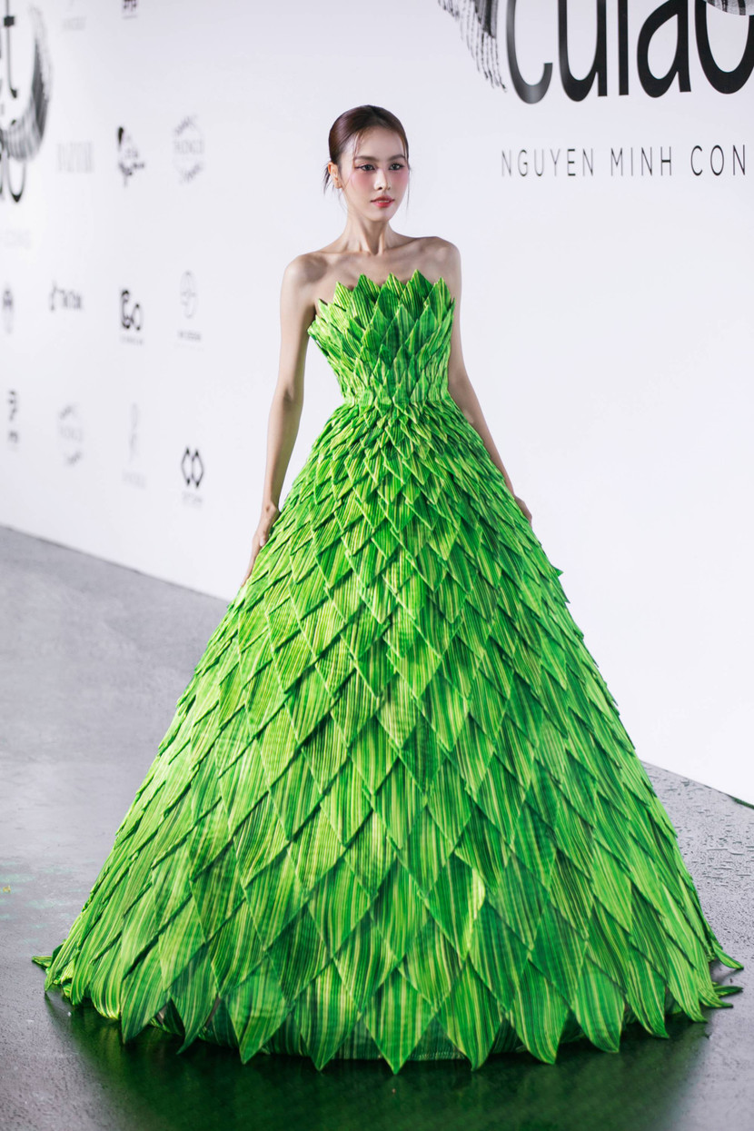 Thiết kế kỳ công khác mang tên “Bánh đúc gân” do Á hậu Lê Nguyễn Ngọc Hằng trình diễn. Bộ trang phục “Bánh đúc gân” khiến khán giả ấn tượng khi từng lát bánh trên chiếc váy đều được thực hiện kỹ thuật xếp ly và phối màu đa dạng mang lại hiệu ứng tầng lớp đầy bắt mắt