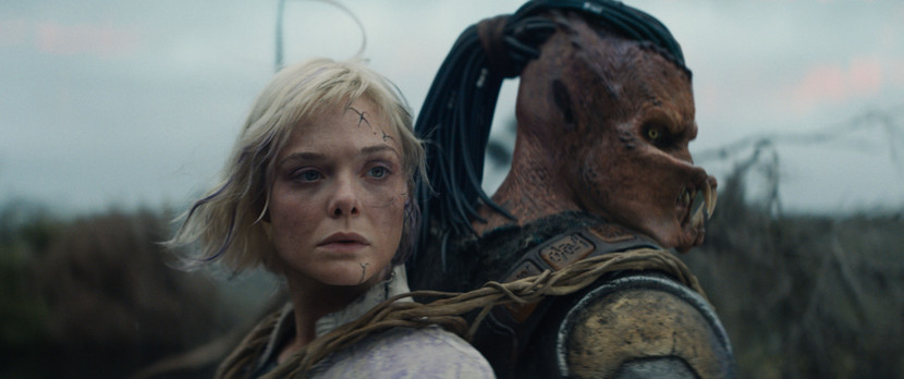 Elle Fanning và Dimitrius Schuster-Koloamatangi trong &quot;Predator: Badlands&quot;