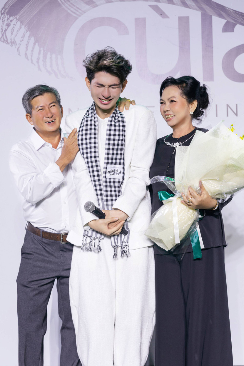 Nguyễn Minh Công xúc động bật khóc bên cạnh ba mẹ trên thảm đỏ sự kiện