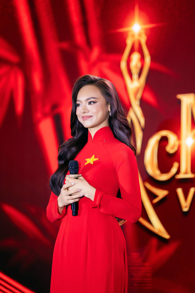 Mai Ngô xuất hiện với tà áo dài mang hình ảnh quốc kì Việt Nam trên sân khấu