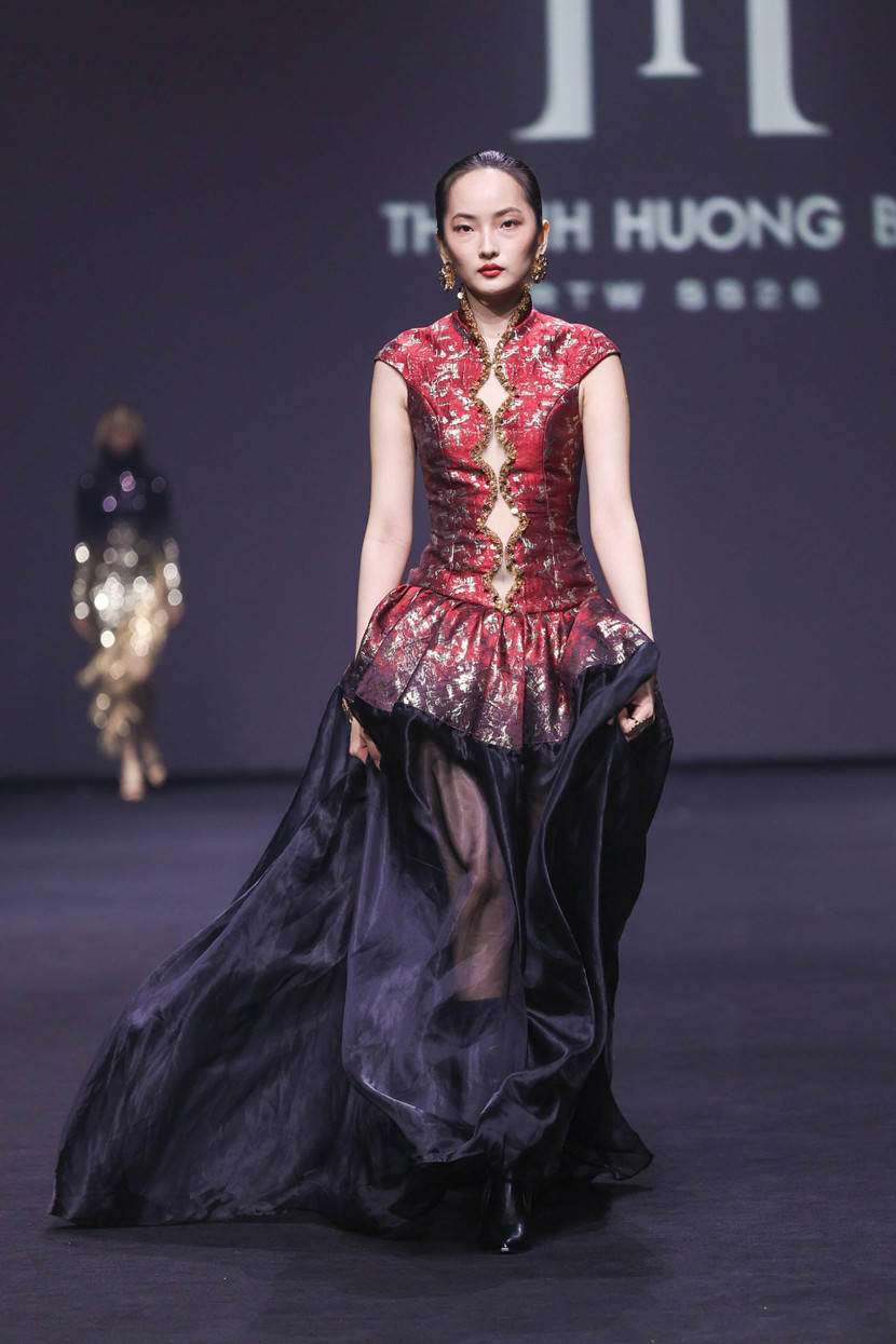 Sử dụng gam màu chủ đạo vàng, đỏ và đen không chỉ thể hiện vẻ kiêu sa của người phụ nữ mà còn mang ý nghĩa của sự thịnh vượng, nhiệt huyết và chiều sâu văn hóa vươn tầm quốc tế