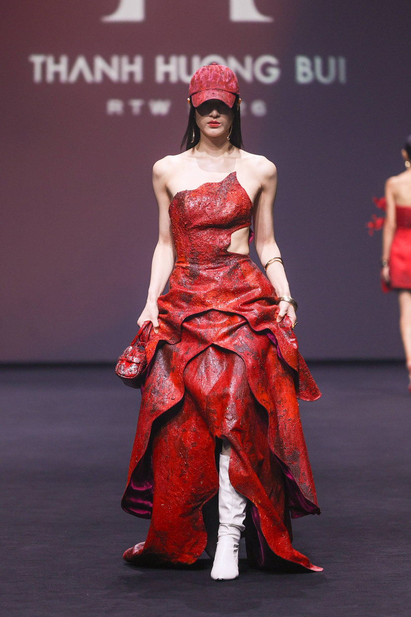 Chiếc đầm dạ hội với những đường cắt tinh tế với gàn viên đá được đính kết tỉ mỉ thu hút sự quan tâm của khán giả thưởng thức show diễn