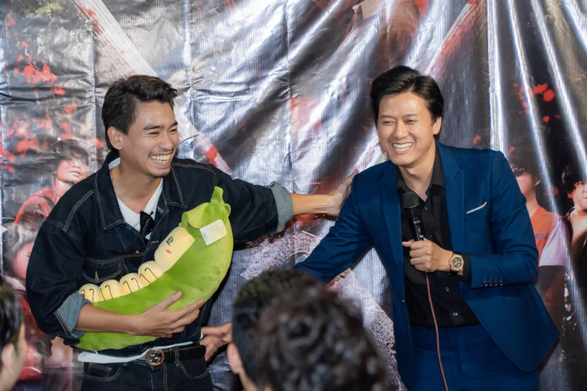 Diễn viên Kim Hải đảm nhận phần hát nhạc phim "Trăng điên" cho Quách Ngọc Tuyên Diễn viên Kim Hải đảm nhận phần hát nhạc phim "Trăng điên" cho Quách Ngọc Tuyên