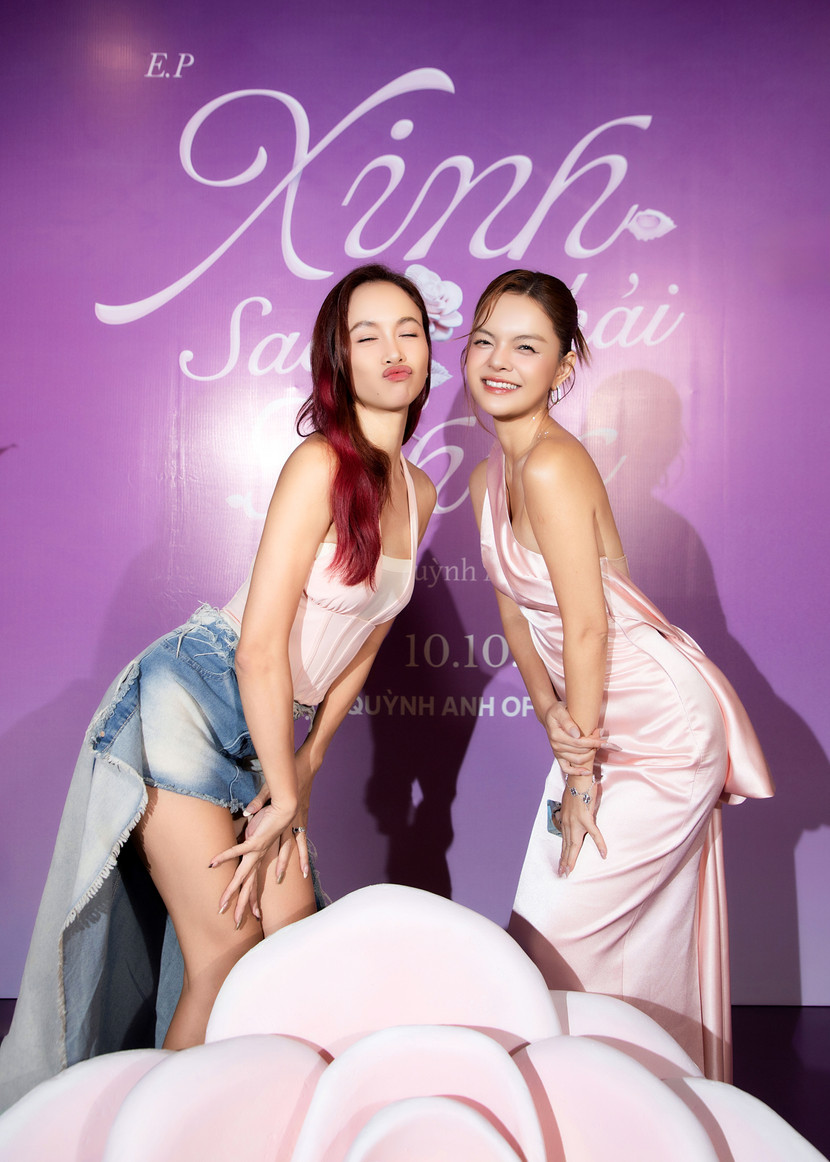 "Chị đẹp" Vũ Ngọc Anh nhí nhảnh tạo dáng bên Phạm Quỳnh Anh