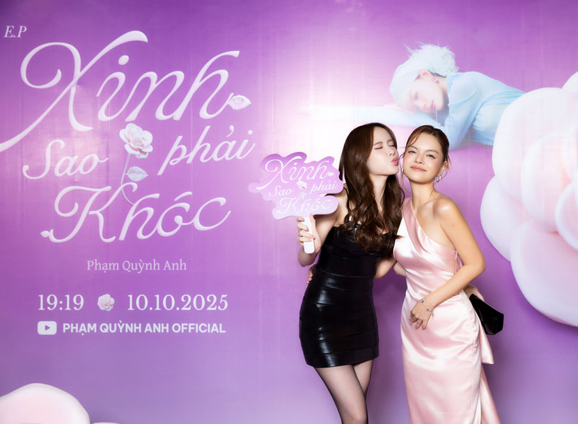 Thiều Bảo Trâm thể hiện tình cảm với "đàn chị"