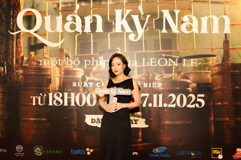 Diễn viên Hồng Ánh trên thảm đỏ ra mắt "Quán Kỳ Nam". Bộ phim đem đến một lát cắt sống động về Sài Gòn thập niên 1980, nơi đã mở ra mối quan hệ giữa Khang và Kỳ Nam, được xem là một trong những tuyến cảm xúc đẹp nhất, buồn nhất và “chạm” nhất của phim Việt thời gian gần đây