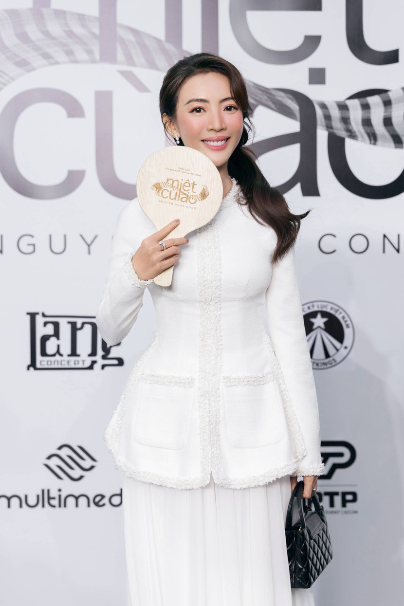 Diễn viên, nhà sản xuất Thu Trang rạng rỡ trên thảm đỏ. Cô mới hoàn thành bộ phim "Ai thương ai mến" được quay chủ yếu các bối cảnh ở miền Tây dự kiến khởi chiếu 2026