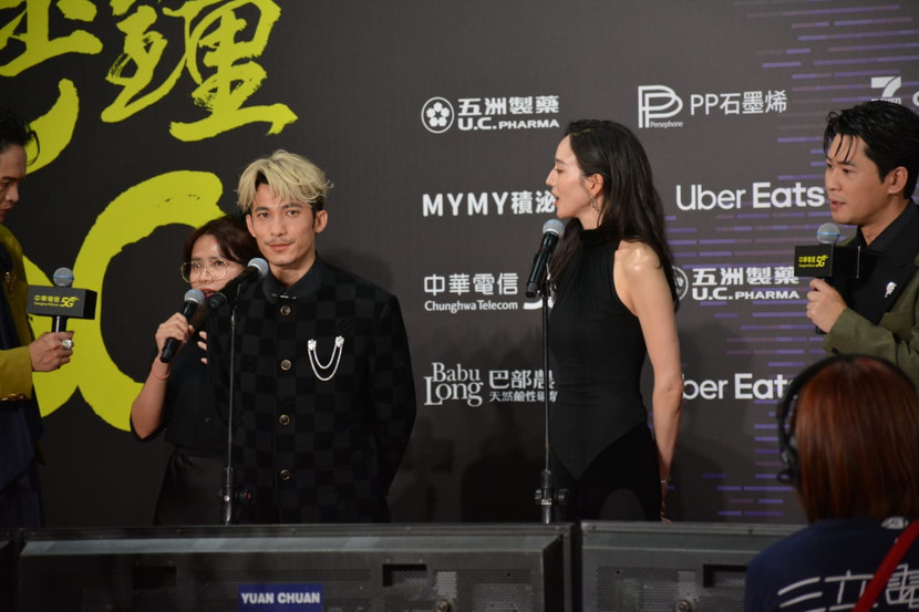 Liên Bỉnh Phát và bạn diễn trả lời phỏng vấn trước lễ trao giải Liên Bỉnh Phát và bạn diễn trả lời phỏng vấn trước lễ trao giải