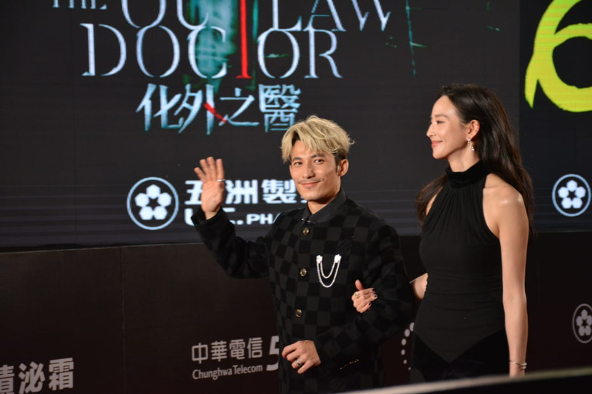 Liên Bỉnh Phát và bạn diễn trên thảm đỏ tối ngày 18/9 Liên Bỉnh Phát và bạn diễn trên thảm đỏ tối ngày 18/9