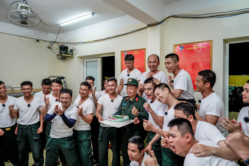 Các nghệ sĩ bất ngờ hát tặng sinh nhật Trung tá Giáp cùng những đồng chí có ngày sinh trong tháng