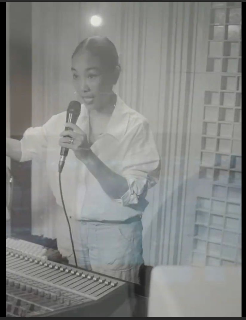 Đoan Trang cũng trực tiếp hướng dẫn con trong quá trình thu âm Đoan Trang cũng trực tiếp hướng dẫn con trong quá trình thu âm