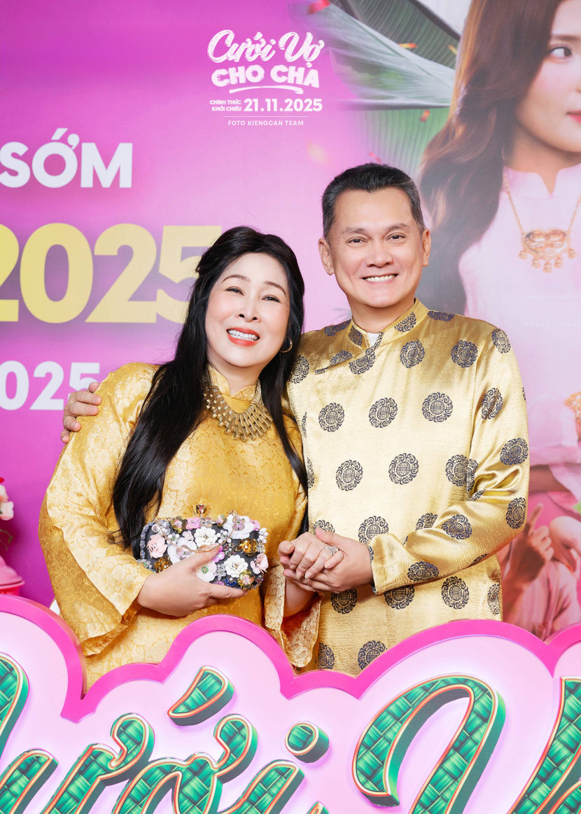 NSND Hồng Vân và NSUT Hữu Châu tại sự kiện ra mắt phim "Cưới vợ cho cha" NSND Hồng Vân và NSUT Hữu Châu tại sự kiện ra mắt phim "Cưới vợ cho cha"