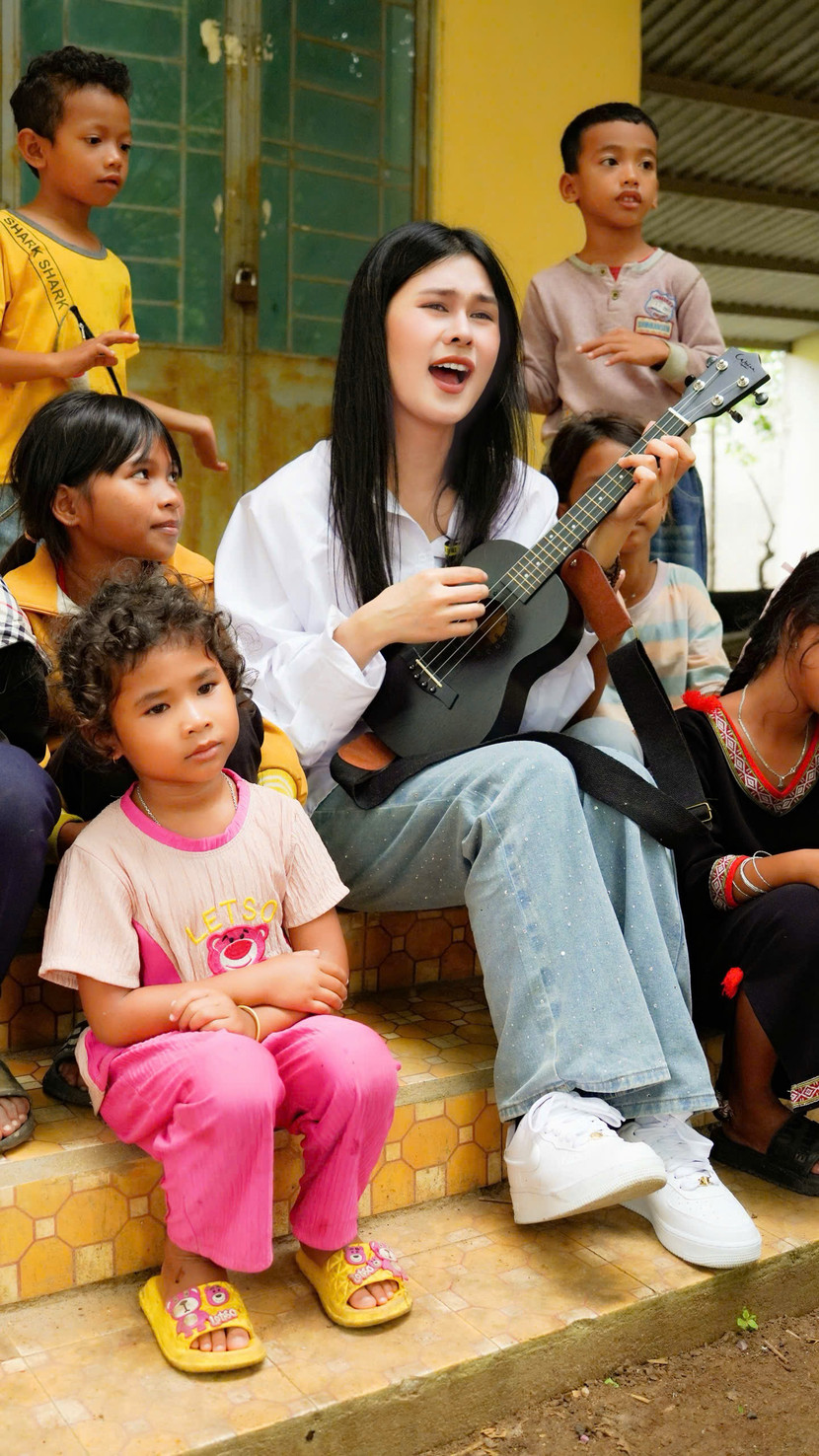 Ca sĩ Phúc Anh thực hiện MV mới với những khách mời đặc biệt tại làng phong Plei Mun Mak (tỉnh Gia Lai)