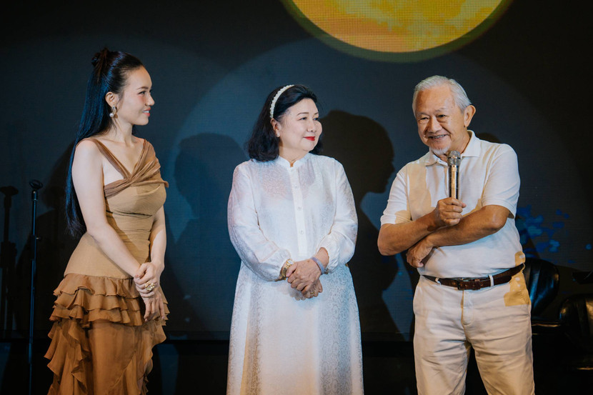 Giáo sư Phan Văn Trường chia sẻ tại đêm nhạc