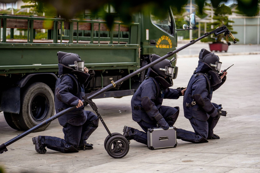 Các chiến sĩ được trải nghiệm bộ quần áo bom mìn có sức nặng lên đến 33kg