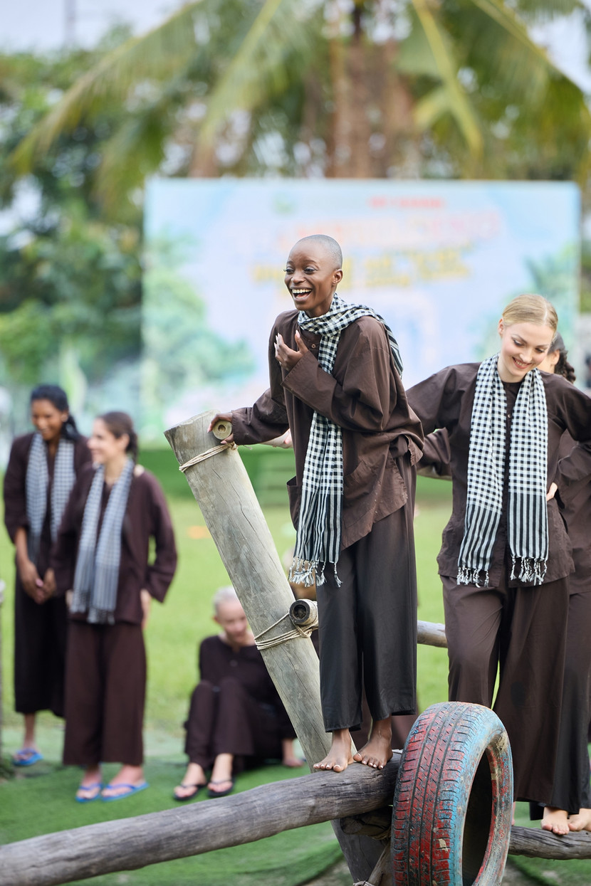 Để thuận tiện cho các hoạt động ngoài trời mang đậm bản sắc vùng miền, dàn người đẹp tại cuộc thi năm nay, không ngần ngại diện trang phục bà Ba, đeo khăn rằn, tạo nên hình ảnh thôn nữ miền Tây đầy duyên dáng