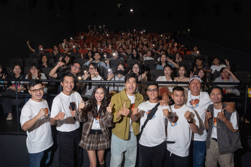 Không khí sôi nổi của dàn diễn viên và khán giả tại các rạp chiếu trong cinetour