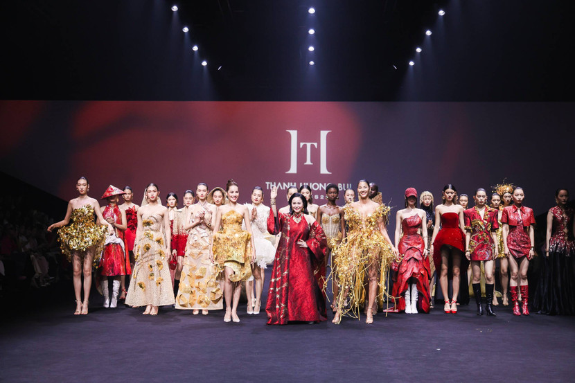 Thanh Hương Bùi cho biết: “Manifeste không chỉ là một bộ sưu tập thời trang, mà còn là một bản tuyên ngôn nghệ thuật đầy cảm xúc, đưa người xem vào một hành trình khám phá vẻ đẹp Việt Nam qua dòng chảy của thời gian. Đó là câu chuyện về sự hồi sinh của những giá trị truyền thống, từ cội nguồn mộc mạc đến một tương lai rực rỡ”