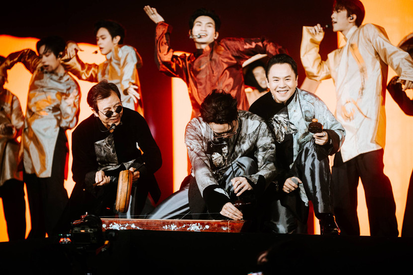 Ca khúc &quot;Mục hạ vô nhân&quot; với phiên bản sân khấu vô cùng ấn tương. Soobin trổ tài chơi đàn bầu khiến nhiều khán giả thích thú