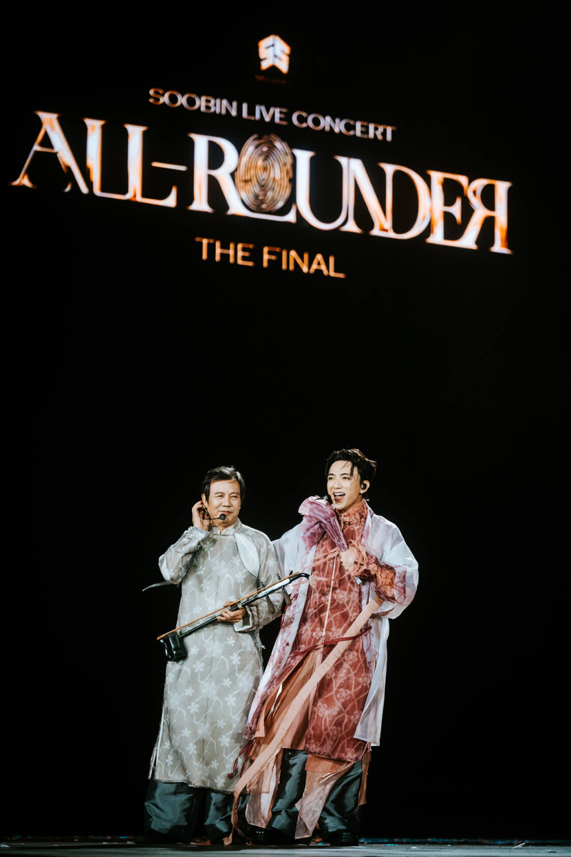 Soobin và bố - NSND Huỳnh Tú - trên sân khấu chương trình