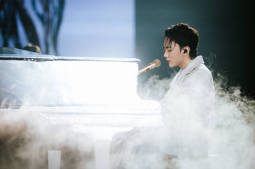 Một Soobin lãng tử vừa đệm đàn vừa hát trên sân khấu