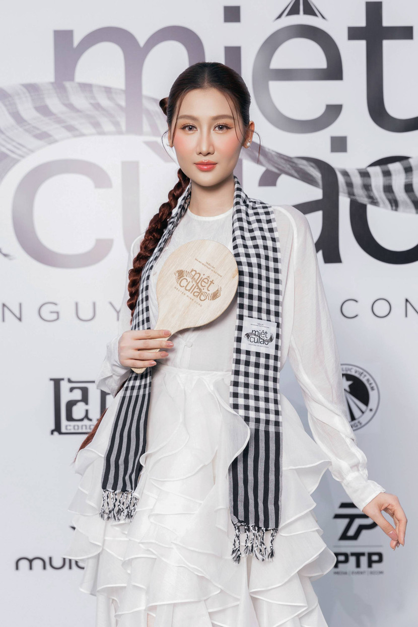 Hoa hậu Quế Anh xuất hiện trong trang phục do chính Nguyễn Minh Công thiết kế