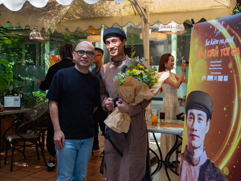 Phạm Anh Khoa và người thầy của mình - nhạc sĩ Đức Trí - trong sự kiện sáng 19/11. Cũng nhân dịp này, Phạm Anh Khoa đã gửi lời chúc mừng tri ân đến người thầy của mình nhân ngày Nhà giáo Việt Nam Phạm Anh Khoa và người thầy của mình - nhạc sĩ Đức Trí - trong sự kiện sáng 19/11. Cũng nhân dịp này, Phạm Anh Khoa đã gửi lời chúc mừng tri ân đến người thầy của mình nhân ngày Nhà giáo Việt Nam