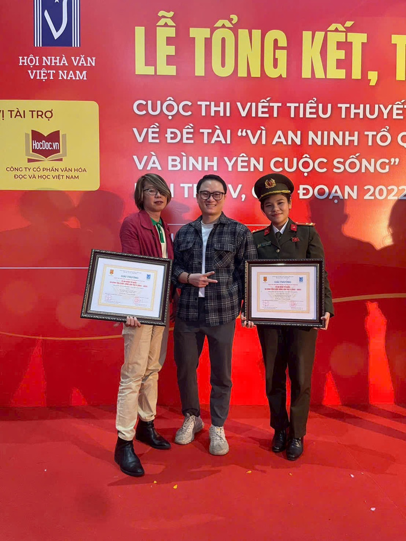 Thượng úy Đặng Lê Cát Tiên tại Lễ trao giải Cuộc thi viết tiểu thuyết và ký của Bộ Công an và Hội Nhà văn Việt Nam