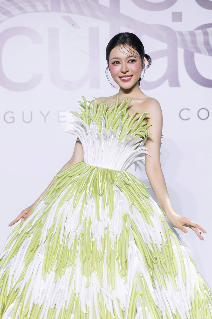 Khoác lên mình trang phục “Bánh lọt”, Hoa hậu Nguyễn Ngọc Kiều Duy xuất hiện đầy nổi bật. Thiết kế “Bánh lọt” mang tone màu chủ đạo trắng và xanh nhạt với các chi tiết được thực hiện đầy tỉ mỉ, tinh tế với từng sợi bánh được đính kết kỳ công